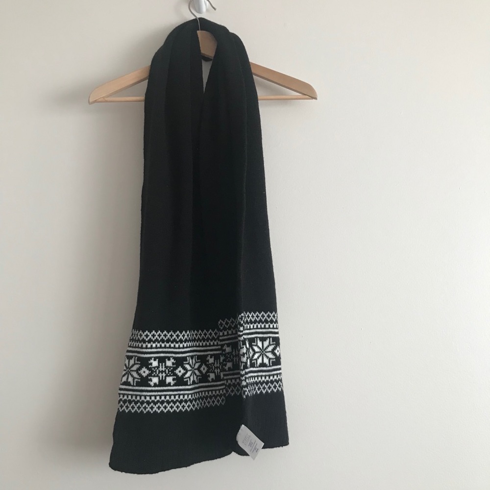 NEVER WORN Cute winter scarf in black